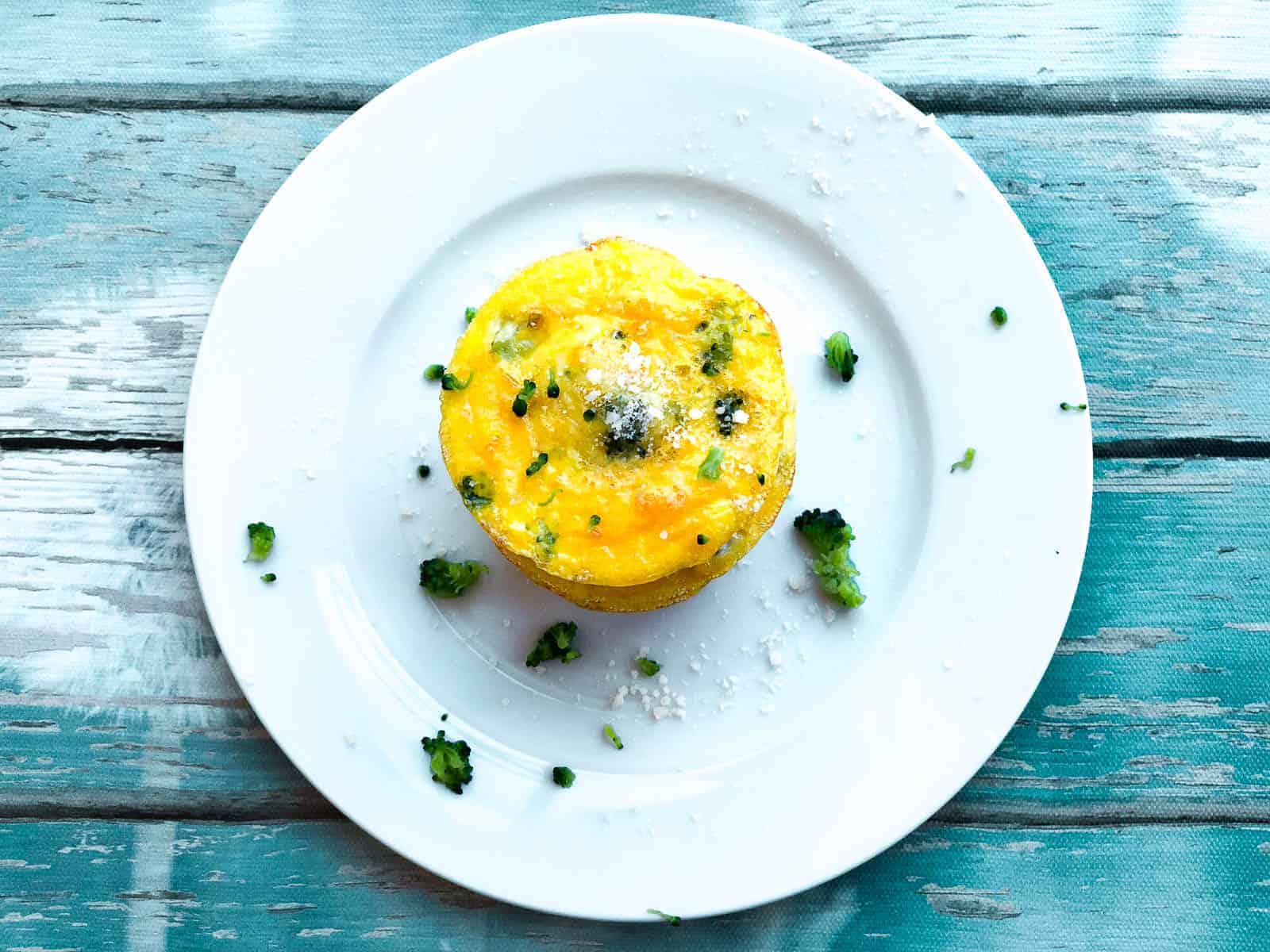 Egg muffin with broccoli on a plate | Easy egg muffin recipe 