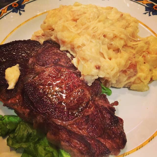 Steak and potatoes at Au Plomb du Cantal restaurant in Paris 